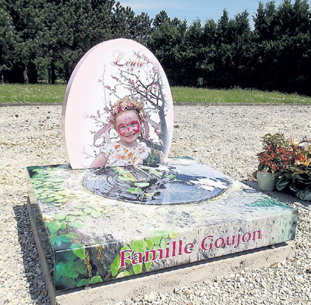 Получившая награду на выставке «Innovation Award-2013» французская компания «Funeral Concept» предлагает отказаться от мрачных надгробий. Памятник должен напоминать о том, что человек любил при жизни