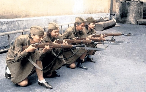 Эти девчонки - почти школьницы - мечтали о спокойной жизни, но война заставила их взять в руки оружие