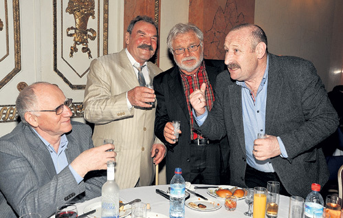 Во время застольных бесед заядлые футбольные болельщики Валерий БАРИНОВ, Пётр ЗАЙЧЕНКО, Сергей НИКОНЕНКО и Игорь КЛЕБАНОВ обсуждали беспорядки на стадионе «Петровский»