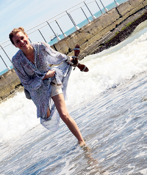 ТОЛКАЛИНА купаться не хотела - лишь ножки помочила