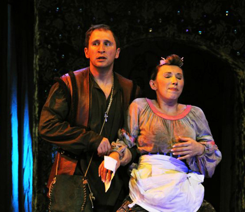 В главных ролях в спектакле заняты любимцы публики -  Оскар Кучера и Елена Воробей.