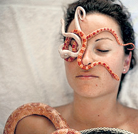 Отважные люди, испытавшие на себе гадотерапию, говорят, что ощущения от неё похожи на холодный компресс