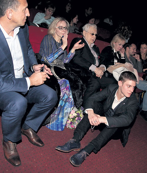 Паше не хватило места рядом с родителями, и он сел на пол