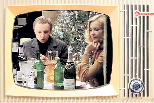 На столе героев фильма «Ирония судьбы, или С лёгким паром!» стоит легендарное «Советское» шампанское, запущенное в производство в 1936 году по распоряжению СТАЛИНА