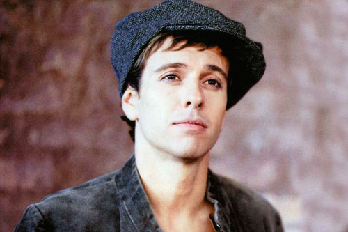 Симпатичный певец, в которого влюблялись тысячи фанаток, в 90-х не сходил с экранов. 