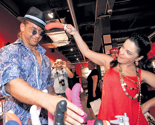 Наташа и Сергей на открытии секс-шопа охотно позировали десяткам аккредитованных фотокорреспондентов с пенисами в руках