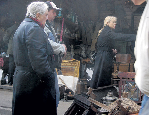 ...которые он намётанным глазом выискивает на блошиных рынках