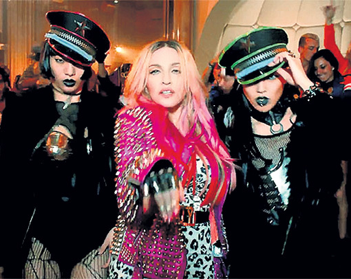 В клипе «Bitch I’m Madonna» 56-летняя поп-дива пляшет не как пенсионерка, а как студентка