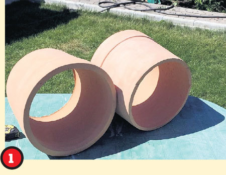 У вазонов нужно аккуратно выбить дно