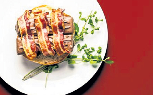 Бургер с батончиком «Марс» и беконом