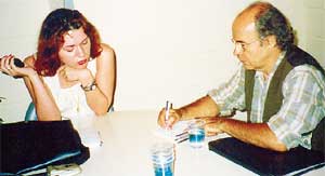 МАРТИНСКАЯ НАБЛЮДАЕТ, КАК ОЗМАР РИСУЕТ АВТОГРАФ: "Для России, страны далекой, но близкой моему сердцу"