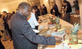 ПРЕДСТАВИТЕЛЬ СВОБОДНОЙ АФРИКИ: обнаружил на столе родные фрукты