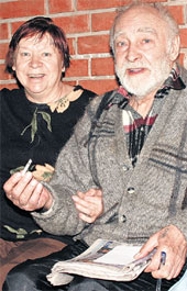 СУПРУГИ ТИХОНОВЫ: хотят посетить дочь Аню на даче (Фото Андрея Велигжанина)