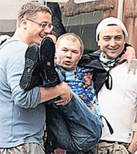 НЕ БРОСИЛИ В БЕДЕ: Леша Макаров и Саня Лазарев бережно вынесли бесчувственное тело друга