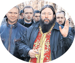 ОТЕЦ ГЕОРГИЙ: байкеры внемлют каждому слову батюшки