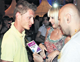 ПАША ВОЛЯ С БЕЙДЖИКОМ ИГОРЯ МАТВИЕНКО: Валерия и Иосиф Пригожин восторгались находчивостью юмориста из «Камеди Клаб»