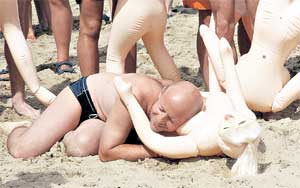 ГАЛАНТНЫЙ МУЖЧИНА: даже после финиша продолжал оказывать «напарнице» знаки внимания