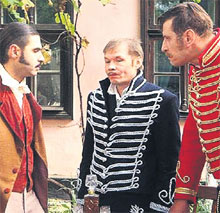 НОВЫЕ ГУСАРЫ: Александру Баширову (в центре) мундир к лицу