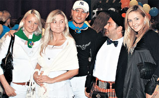 ВСТРЕТИЛИСЬ У ФОНТАНА: Оксана Домнина, спутница управляющего директора ГУМа Теймураза Гугуберидзе, Роман Костомаров, господин Гугуберидзе, Татьяна Навка