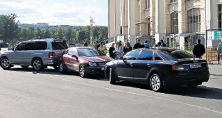 СТОЛКНОВЕНИЕ У СТАДИОНА: громоздкий джип въехал в «мерседес»