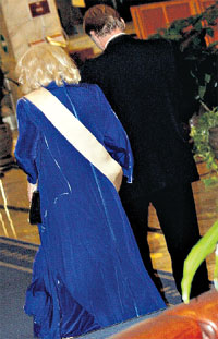 ОТ ГРЕХА ПОДАЛЬШЕ: Доронина увела Клементьева с банкета, чтобы тот не любовался на юных красоток