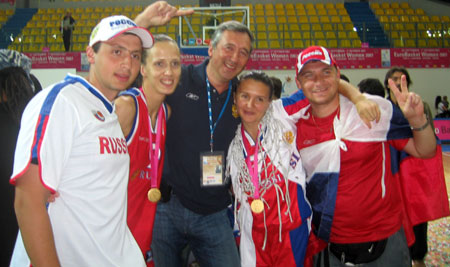 ПОСЛЕ ПОБЕДЫ : Татьяна Щеголева (вторая слева) и Екатерина Демагина со своими женихами, в центре - олимпийский чемпион Сергей Тараканов