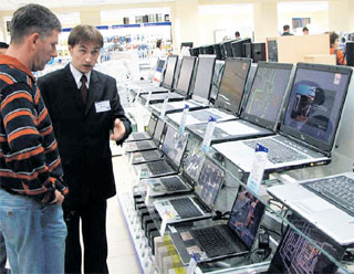 ТОЛКОВЫЙ ПРОДАВЕЦ: заметив, на чем задерживается ваш взгляд, грамотно внушит, будто вы сделали «лучший выбор»