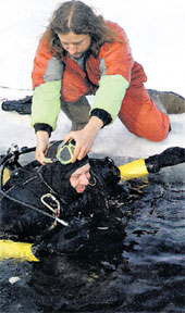 НА БАЙКАЛЕ: погружался под полутораметровый лед