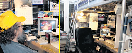 КАБИНЕТ: внизу компьютер, наверху - постель