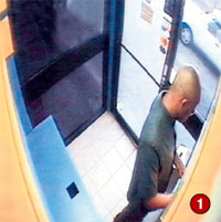 КАК ЭТО ДЕЛАЕТСЯ: преступник стоит у банкомата, делая вид, что снимает деньги