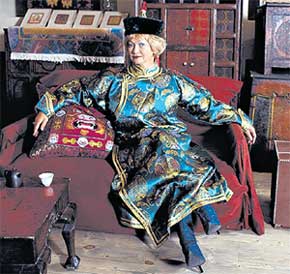 ЛЮДМИЛА НАРУСОВА: бывший библиотекарь ЛГУ возомнила себя королевой Санкт-Петербурга