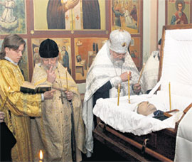 ОТПЕВАНИЕ: батюшка Анатолий Берестов (второй справа) - настоятель храма Серафима Саровского, открытого Шумаковым на территории института. Пришёл ко гробу с больничной койки