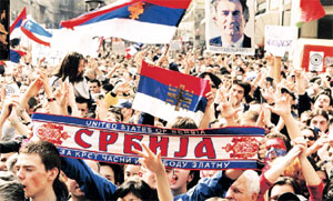 БЕЛГРАД (1999 год): во время натовских бомбардировок сербы выходили на улицы с плакатами «Я - мишень!» и портретами Караджича