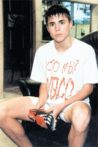 ПОСЛЕ ТРАВМЫ: на левом колене еще видны рубцы