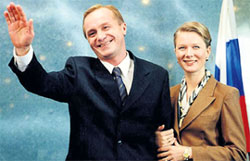 КАДР ИЗ ФИЛЬМА «ПОЦЕЛУЙ НЕ ДЛЯ ПРЕССЫ»: удастся ли Брэду Питту переиграть Андрея Панина в роли президента?