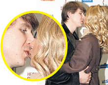 ЛЁША И САША: фигуристу Ягудину зрелище так понравилось, что он поблагодарил свою любимую поцелуем