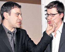 ПРОФЕССИОНАЛЬНЫЙ ПОДХОД: член жюри Гарик Мартиросян выпытывал у Гарика Харламов важную информацию