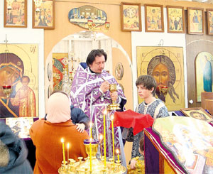 ОТЕЦ ИОАНН: первыми причаститься к чаше подходят бабушки с внуками