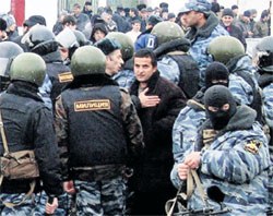 РЕЙДЕРСКИЙ ЗАХВАТ: редко обходится без «масок-шоу»