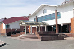 МОСКОВСКАЯ ЭКОНОМИЧЕСКАЯ ШКОЛА: на родительское собрание сюда ходят Абрамович, Дерипаска и Дьяченко