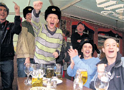 НЕУГОМОННЫЕ БРИТАНЦЫ: налегали на пиво…