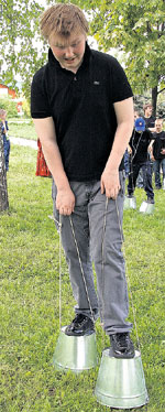 ПАША БЕССОНОВ: победил в конкурсе ходьбы на ведрах