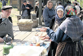 МАССОВКА: регулярно истребляла съедобный реквизит