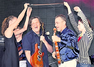 ЭМИР КУСТУРИЦА (С ГИТАРОЙ): зажёг в Москве по-цыгански