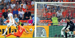 МАТЧ РОССИЯ - ГОЛЛАНДИЯ: Роман Павлюченко забивает мяч в ворота Ван дер Сара