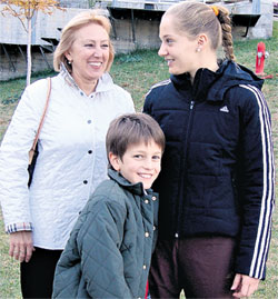 АННА ЧАКВЕТАДЗЕ (СПРАВА): мама и младший брат Рома не дают ей закиснуть