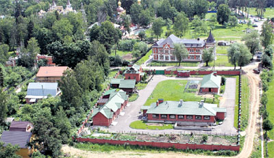 Хозяйственная территория. Несколько оранжерей и теплицы обеспечивают стол Патриарха свежими огурцами, помидорами и зеленью. В курятнике живут два десятка несушек, а в коровнике - три телушки и пять козочек