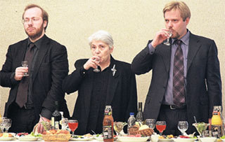 Вдова писателя и его сыновья - Степан (слева) и Ермолай - поминают усопшего стопкой водки согласно русской традиции