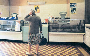 Ни денег, ни продуктов - в провинции такую картину наблюдали дольше, чем в Москве. Вскоре на месте этого магазинчика появился офис иностранной компании