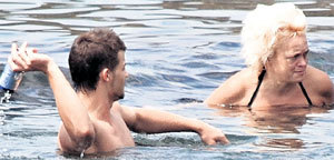 Сын Георгий решил отомстить медузе за маму, но не попал